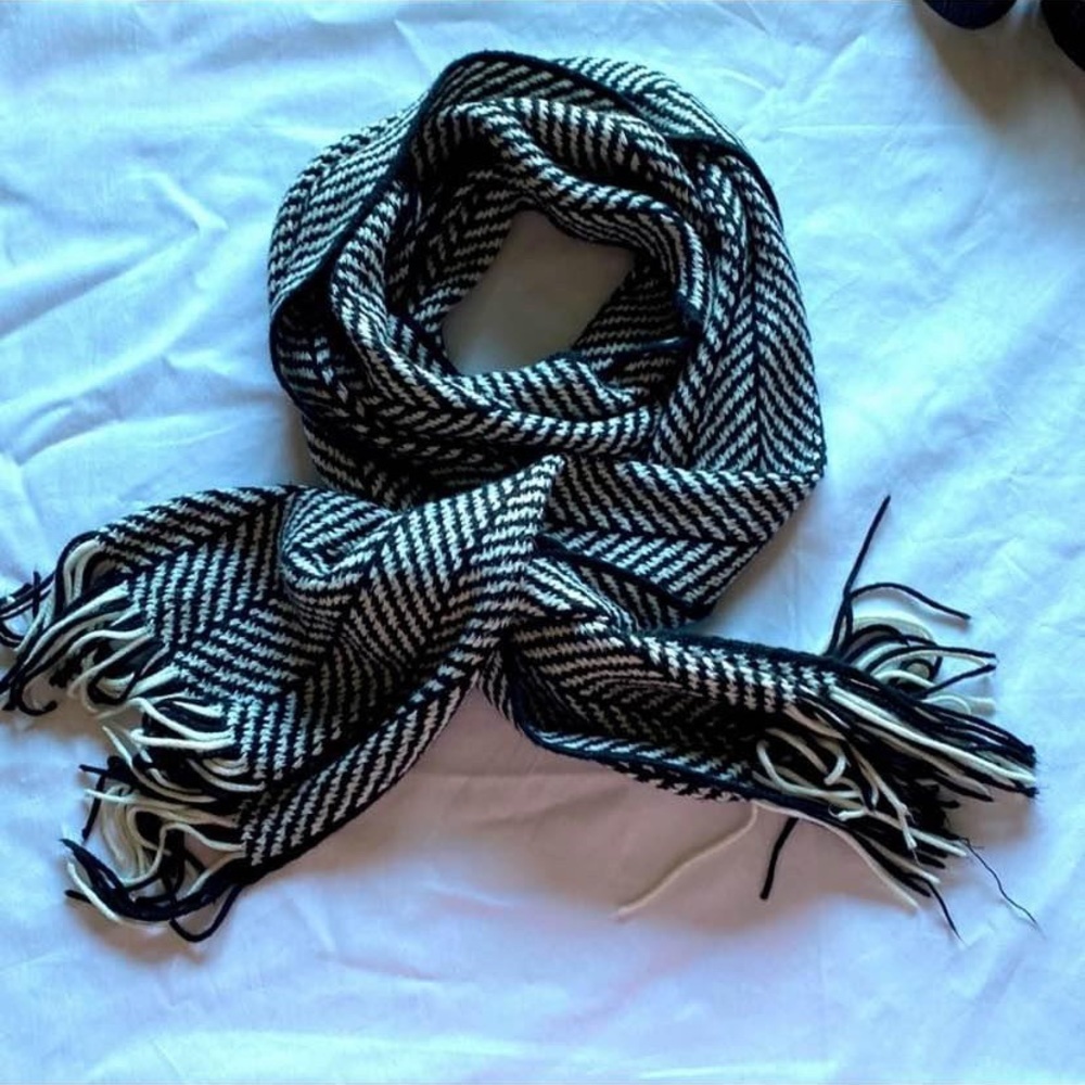 Ricki’s black and white knit scarf